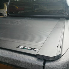 Cargar imagen en el visor de la galería, T-60121 Cobertor para vagón de pickup RetraxOne XR para VW Amarok Doble Cabina
